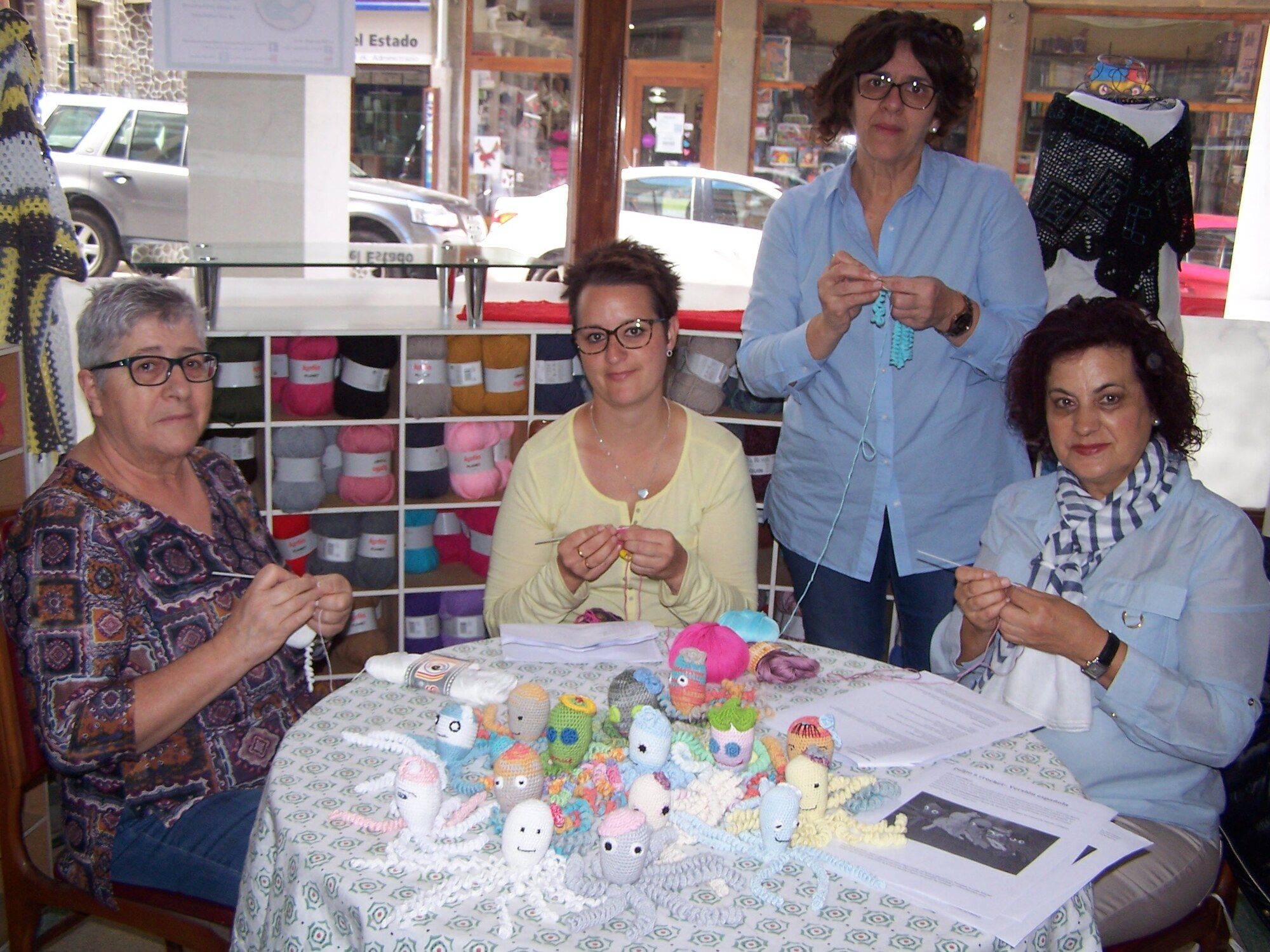 Imagen de archivo de unas voluntarias de Amurrio que tejen pulpitos de ganchillo para bebes prematuros hospitalizados