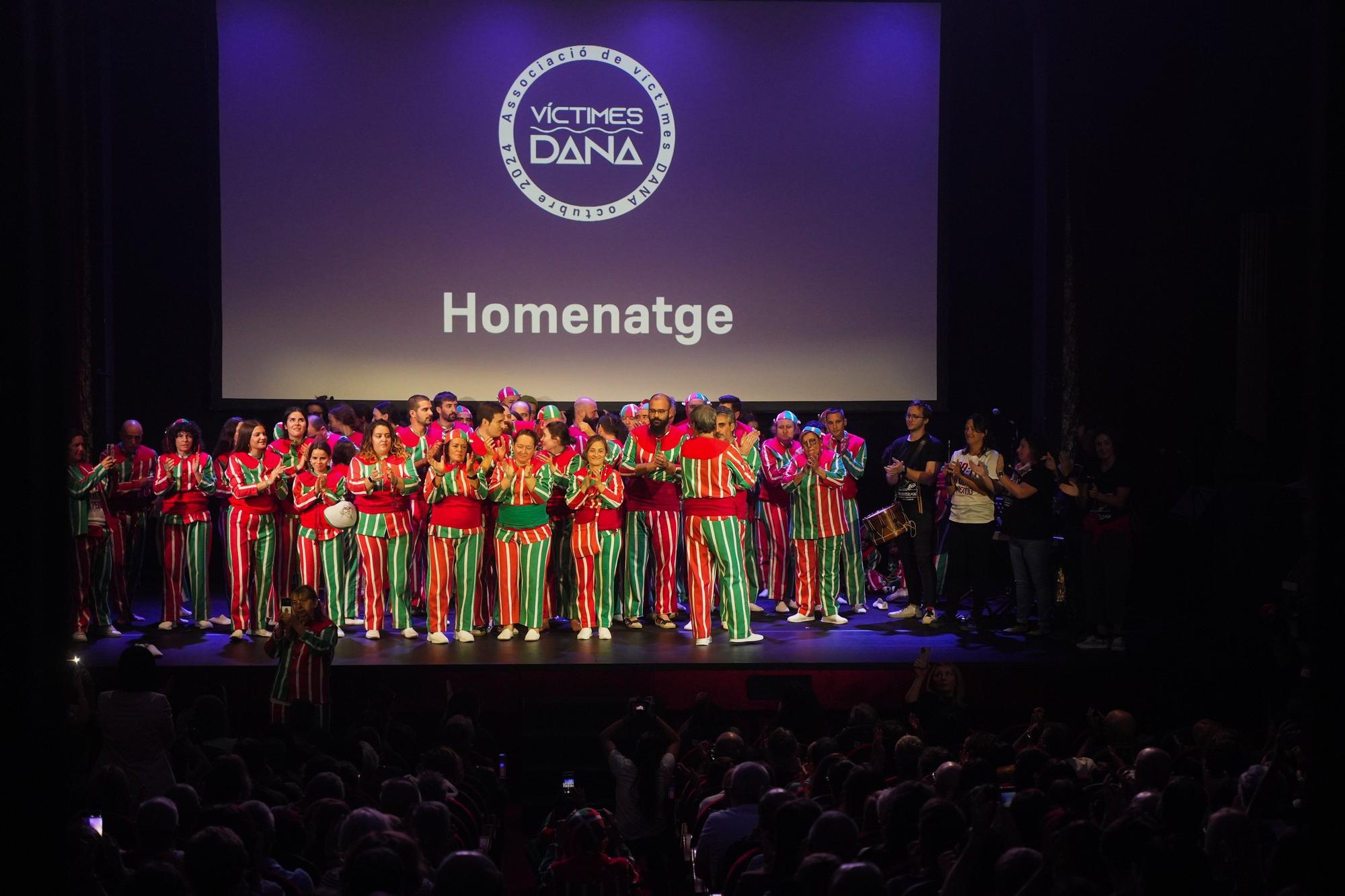 Las asociaciones de víctimas de la dana llenan un teatro de música y poesía para homenajear a sus fallecidos