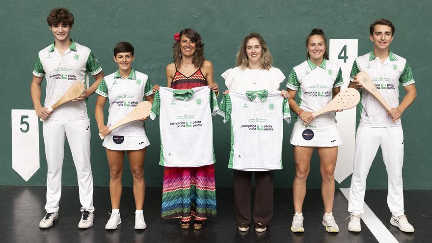 Pamplona lleva su capitalidad mundial de la pelota a las camisetas de 250 pelotaris navarros