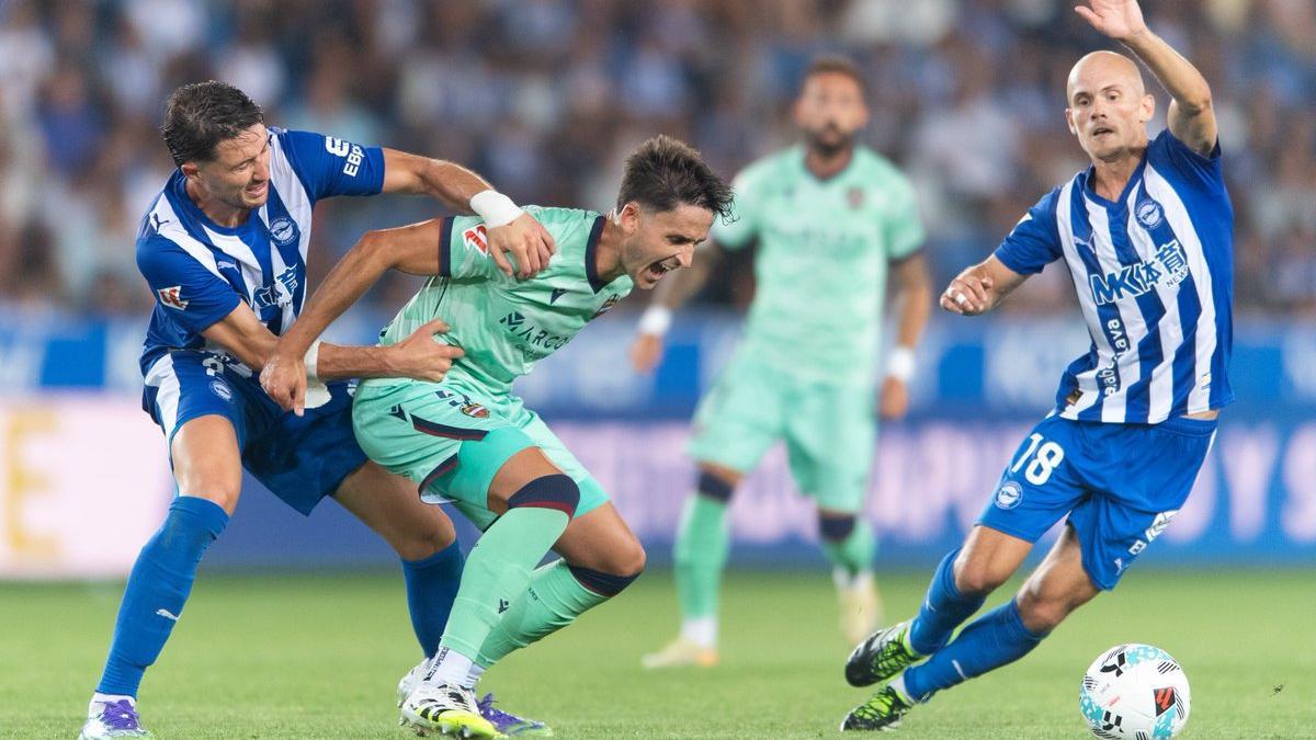 Garcés presiona a Elgezabal, durante el Alavés-Levante.