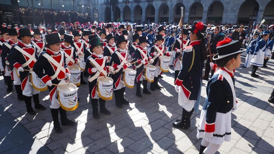 Una celebración redonda al ritmo de los tambores en las calles de Azpeitia
