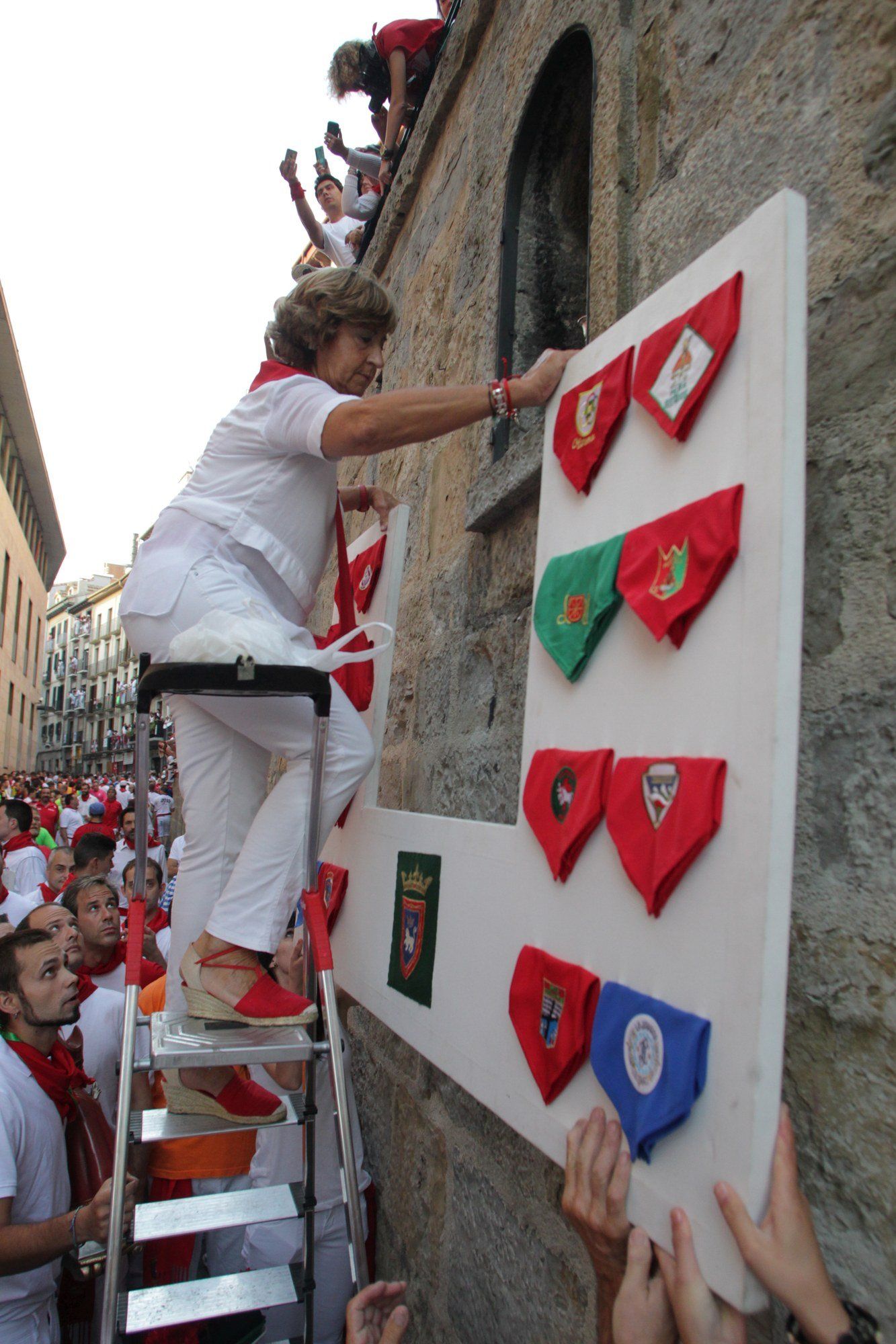 Mariví Esparza colocando a San Fermín en la hornacina antes del encierro del día siete de julio del año pasado con toros de la ganadería Jandilla.