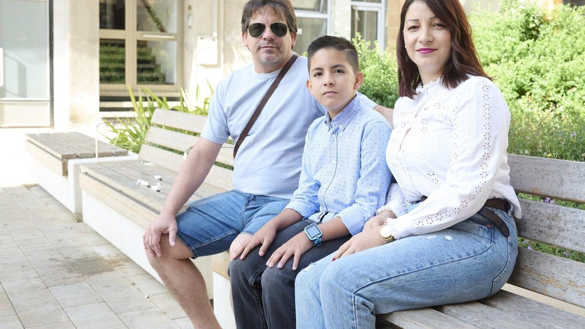 Yosvany Juvier, Miguel Ángel y Suleidy Truviño, sentados en un banco de La Milagrosa.