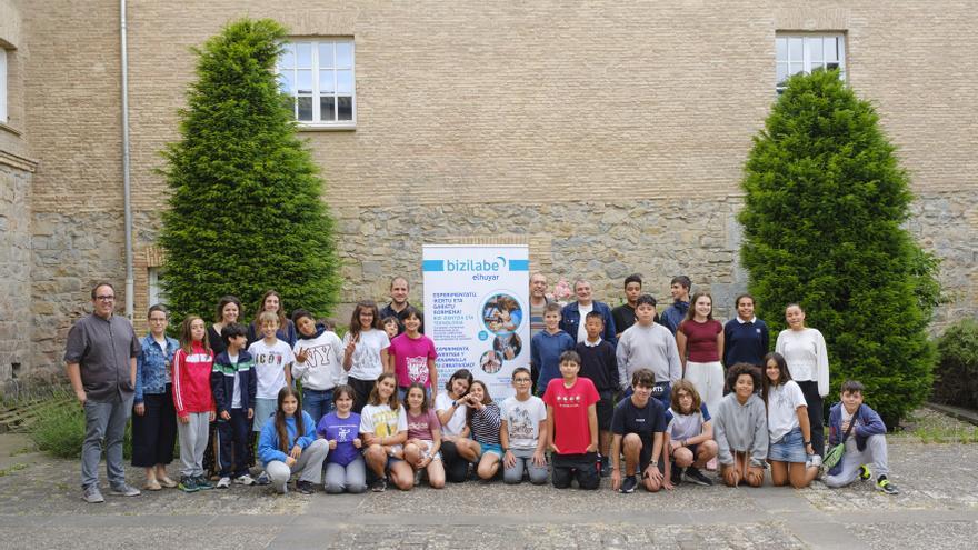 Treinta jóvenes presentan sus proyectos científicos y tecnológicos en el 'Bizilabe Eguna'