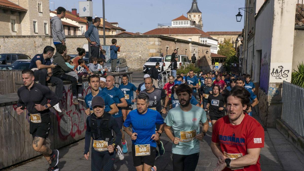 En imágenes: Un millar de corredores atraviesan la almendra