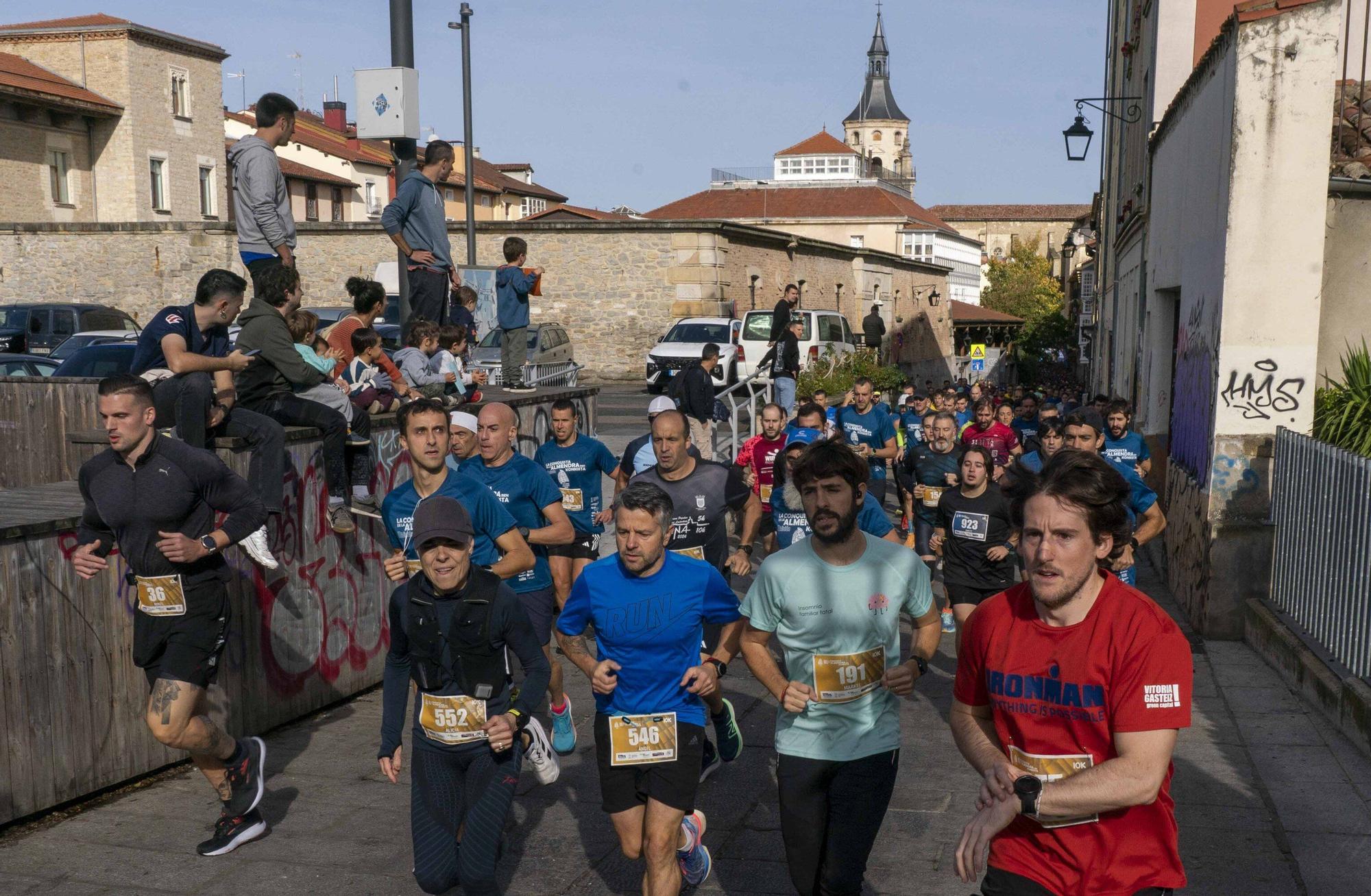 En imágenes: Un millar de corredores atraviesan la almendra