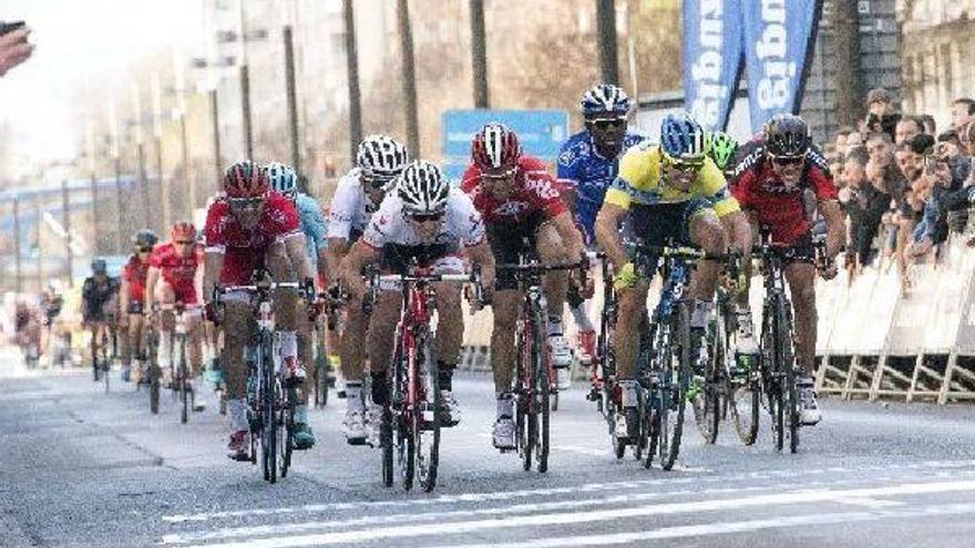 El italiano Felline sorprende en Gasteiz a Matthews