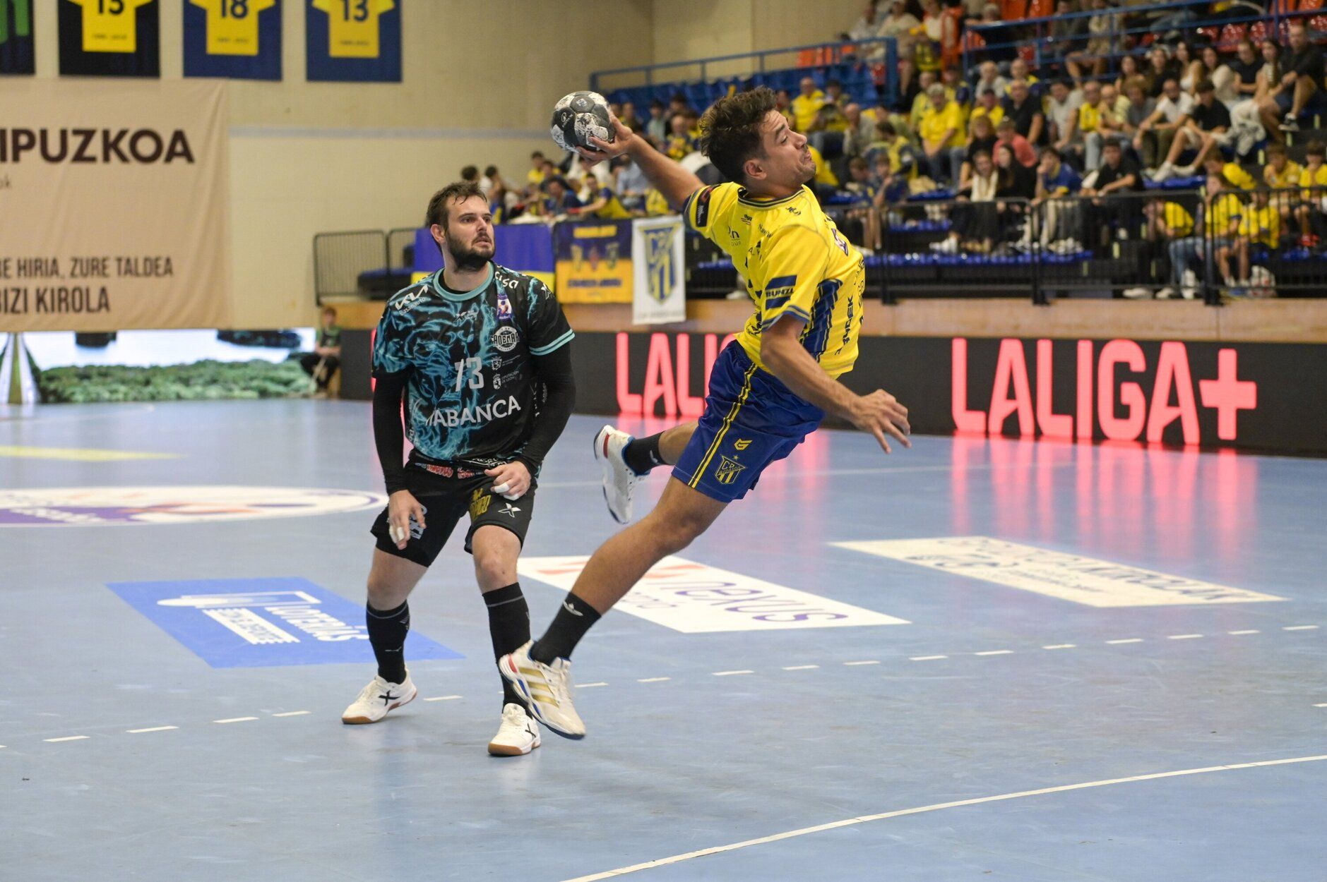 Rodrigo Salinas, durante el partido entre el Irudek Bidasoa Irun y Ademar de León en Artaleku