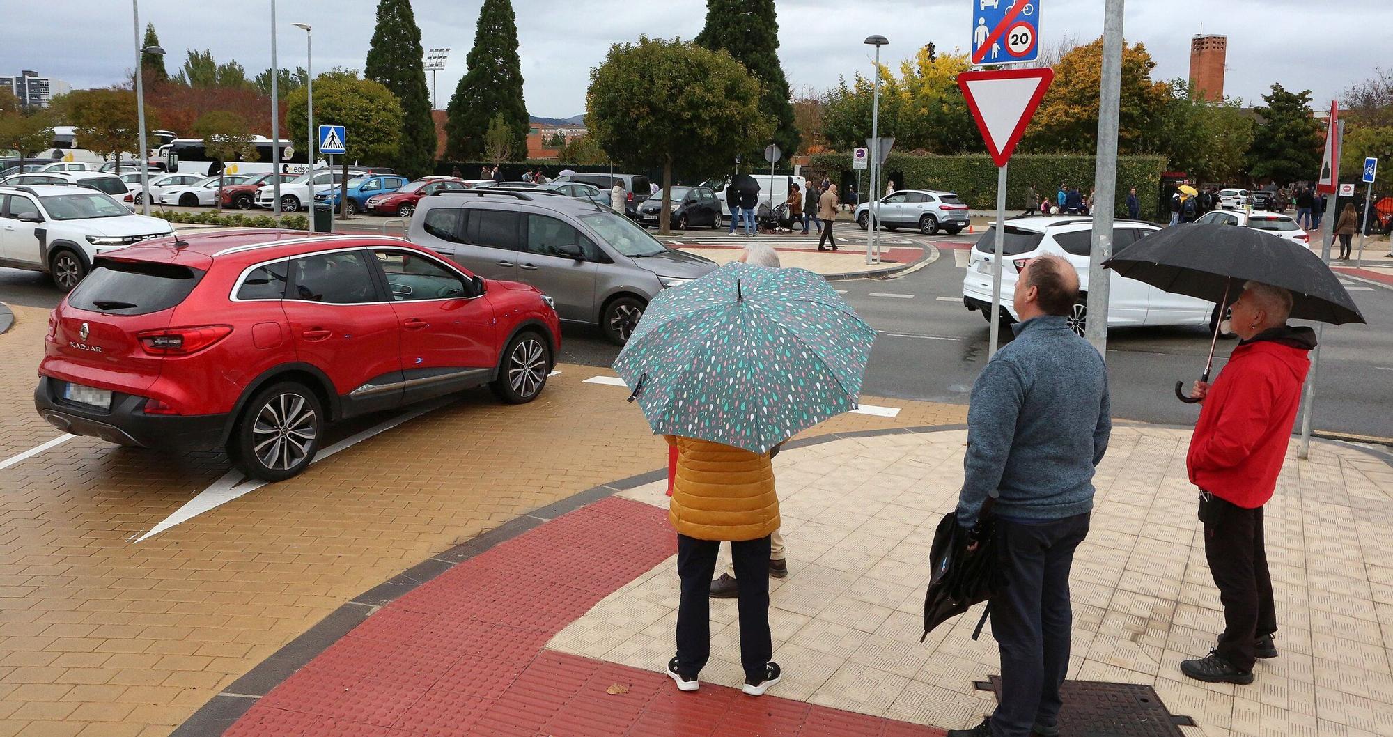 Movilización vecinal en la Txantrea contra los coches mal aparados a la salida del colegio