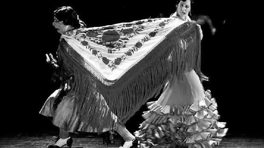 Juanjo Macías (i), en el papel de Gloria, en un tira y afloja con Asunción ‘Choni’ Pérez, que encarna a su hija, Estrellita Jiménez.