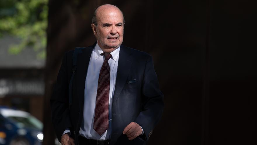 Zarrías denuncia que la UCO le incautó documentos de clientes en el registro a su despacho