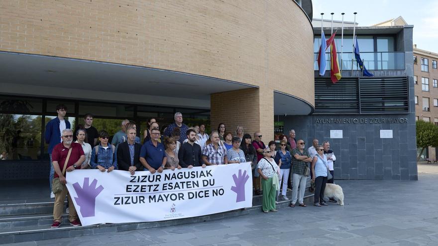 Zizur Mayor se concentra para condenar el asesinato machista de una vecina