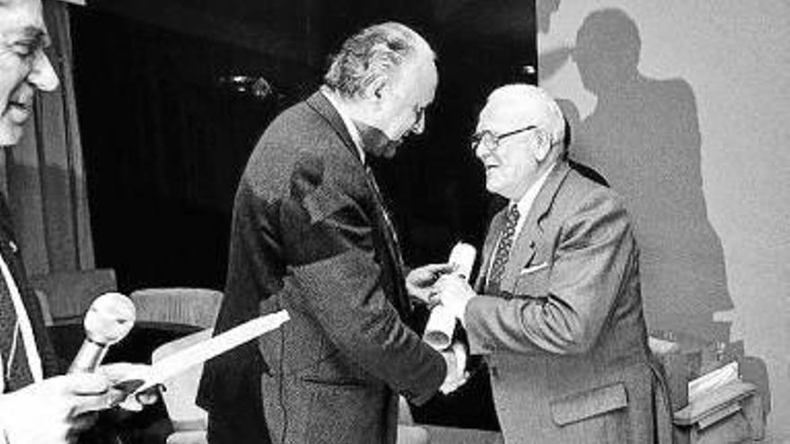 Xabier Arzalluz y Josu Bergara entregan a Primi Abad un diploma de agradecimiento como uno de los primeros donantes de documentación al futuro Archivo Histórico.