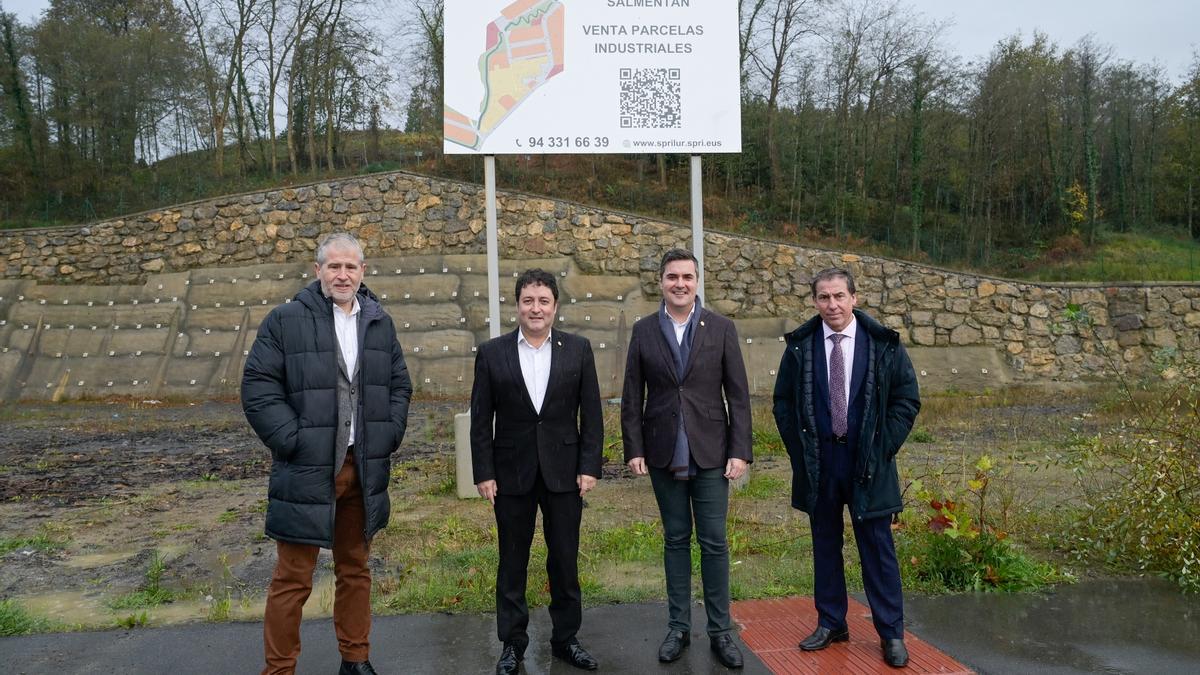 La delegación institucional liderada por Mikel Jauregi, en su visita al polígono Errotaberri de Zarautz.