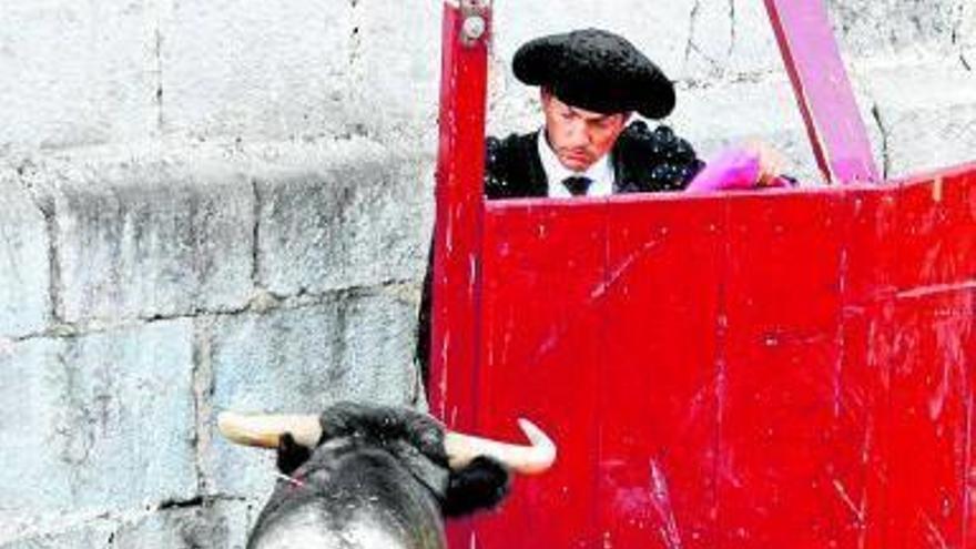 Un novillero se protege en el peculiar burladero de la plaza de Zestoa.