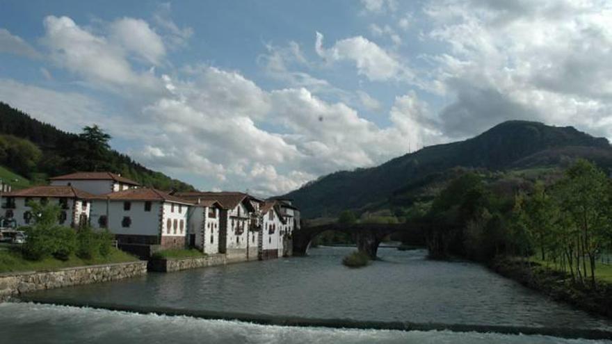 El río Bidasoa, aquí en Sunbilla en el inicio de su tramo medio, tiene salud y calidad.