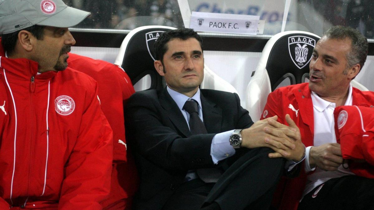 Imagen de Ernesto Valverde durante su etapa como entrenador del Olympiacos, junto a Jon Aspiazu.