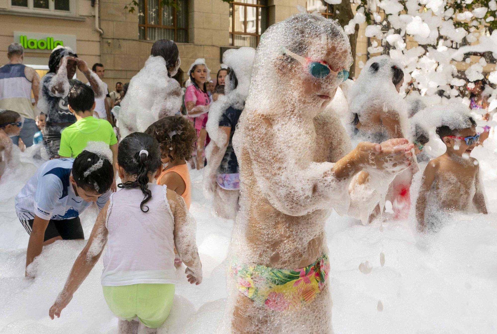 En imágenes: ¡Un baño de espuma refresca a los más txikis!