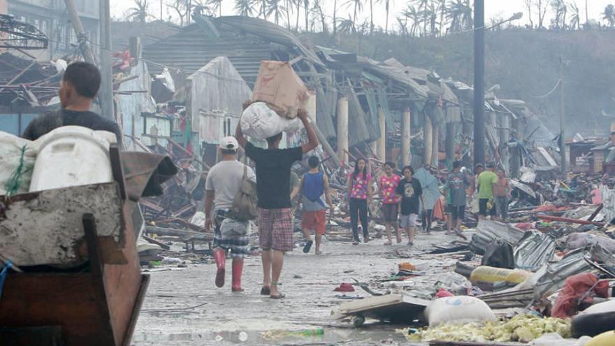 Filipinas estima en más de 10.000 los muertos tras el paso del tifón Haiyan
