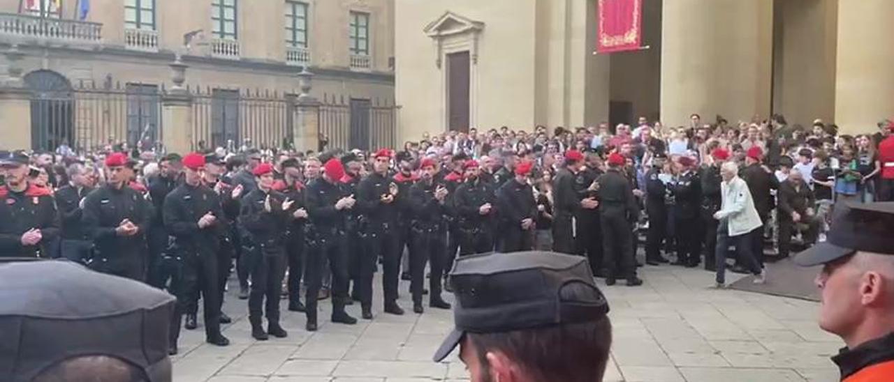 Pamplona arropa en un funeral multitudinario a las familias de los cinco policías forales