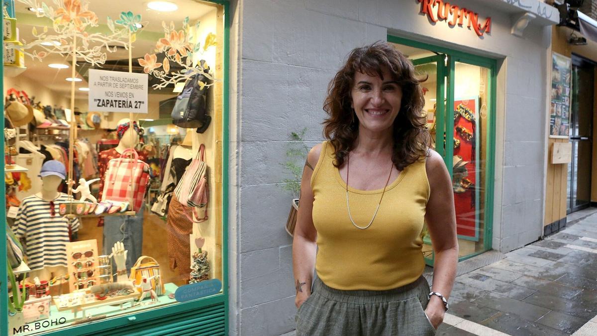 Marta Martínez posa delante de la tienda que dejará el próximo lunes.