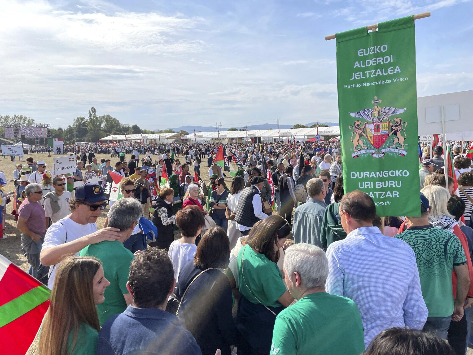 En imágenes: El Alderdi Eguna reúne a miles de jeltzales en un ambiente festivo