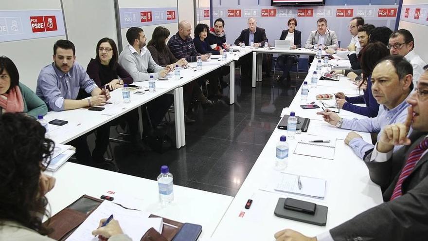 Un momento de la primera reunión de la nueva comisión del PSN-PSOE, presidida por la nueva presidenta, María Chivite (c), esta tarde en Pamplona.
