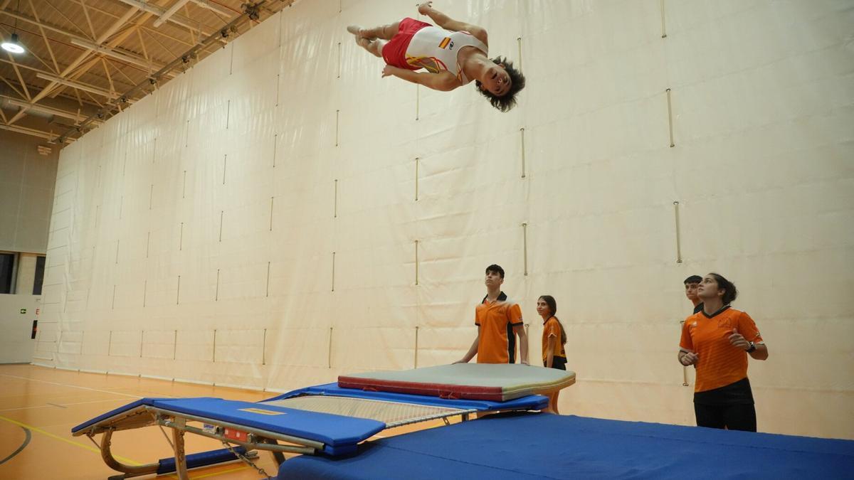Oier vuela durante uno de sus entrenamientos.