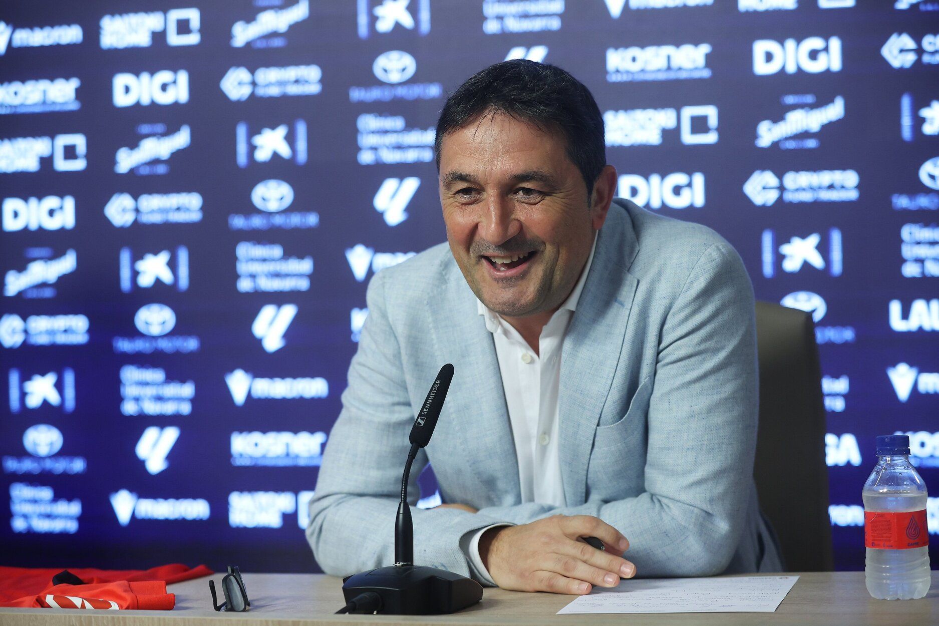 Fotos de la presentación de Sheraldo Becker como jugador de Osasuna
