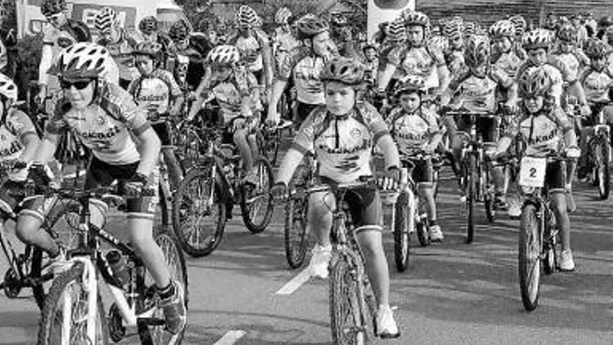 2.000 ciclistas disfrutan de la fiesta de la bici en Derio