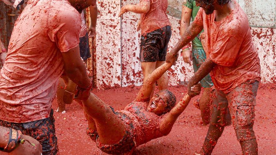 La Tomatina vuelve a llenar de rojo las calles de Buñol en un año &quot;complicado&quot;
