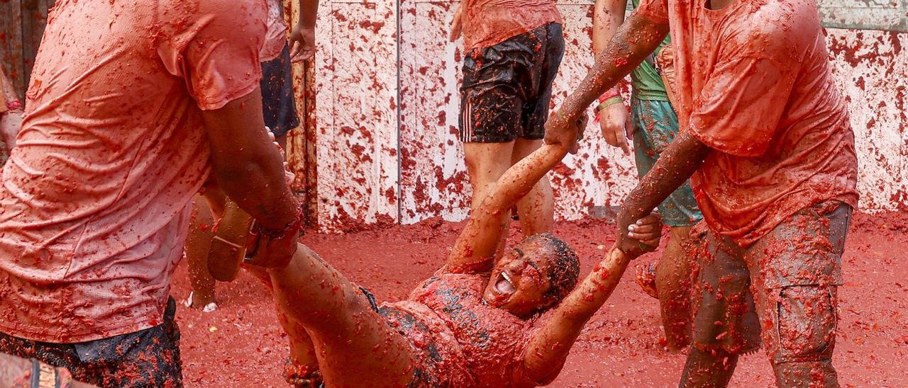 En fotos: Buñol  se sacude a tomatazos la conmoción de la dana