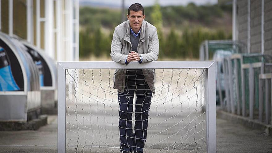 Javi Gracia posa en una portería pequeña en Tajonar.
