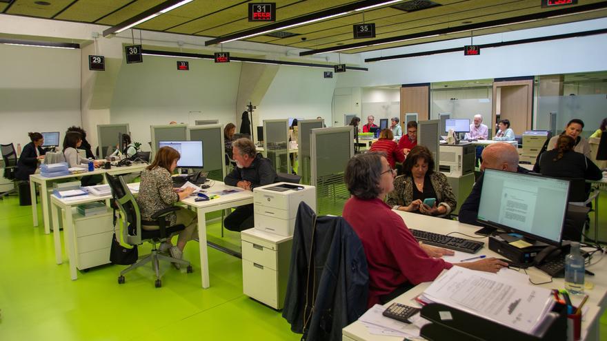 Fotos de una oficina de la Declaración de la Renta en Navarra 2025