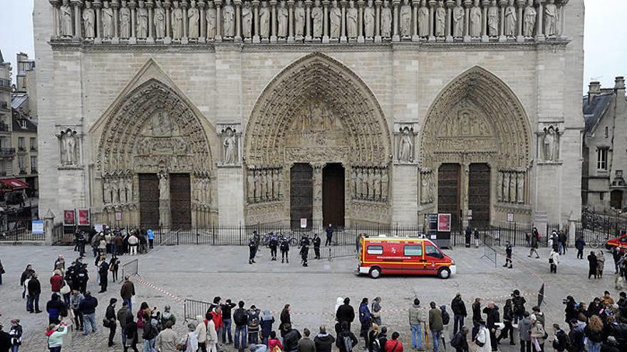 La policía evacua a decenas de personas de la catedral de Notre-Dame de París, Francia.
