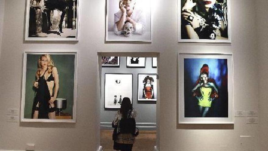 Una mujer visita la exposición &quot;Vogue 100: un centenario de estilo&quot; en la National Portrait Gallery en Londres.