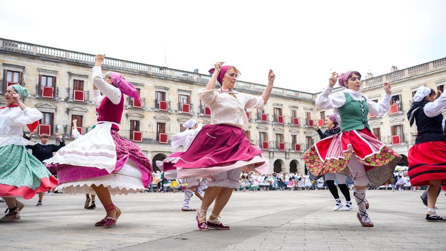 En imágenes: Los dantzaris se adueñan de la Plaza Nueva en el tradicional Zortziko