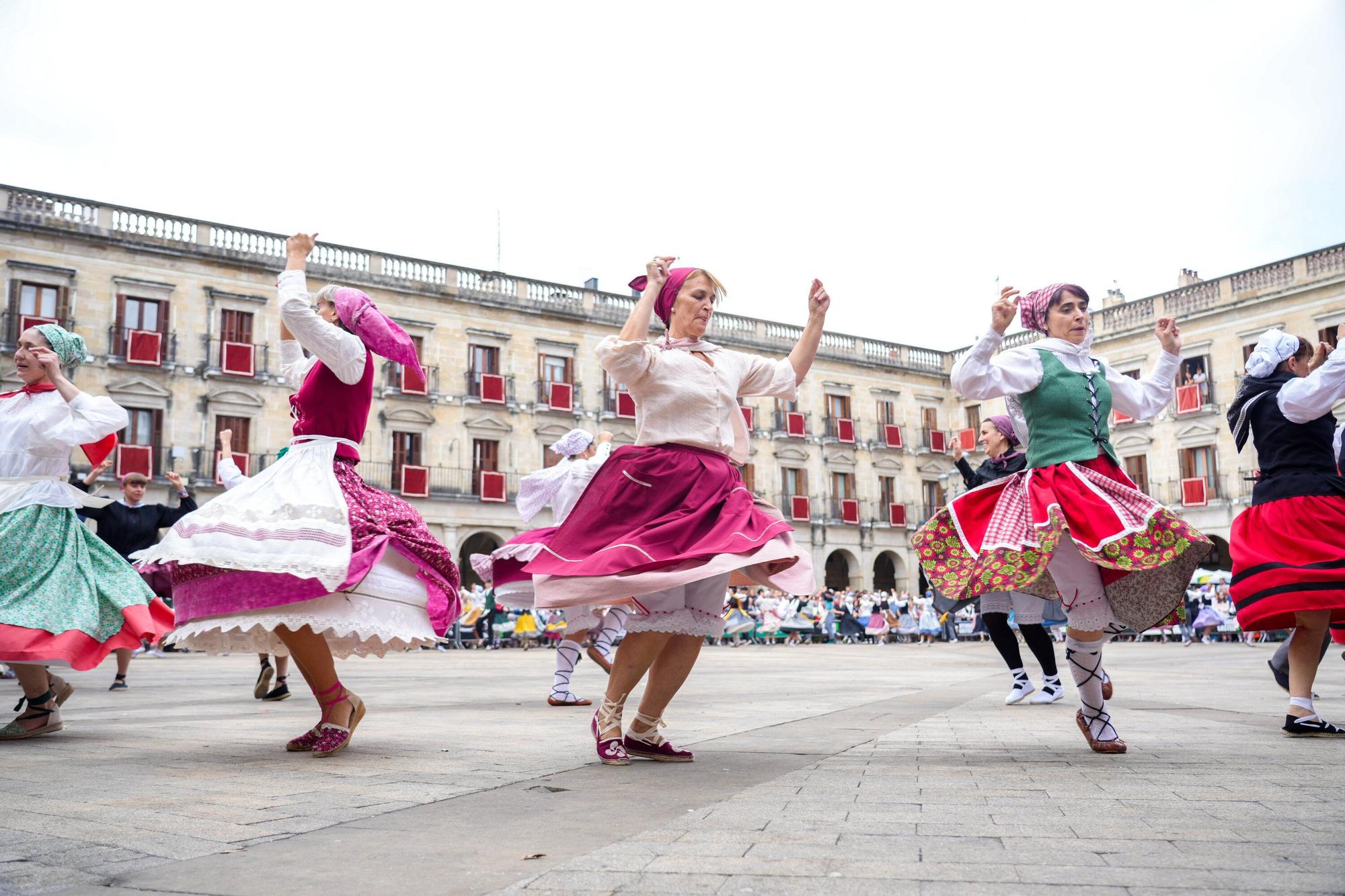 En imágenes: Los dantzaris se adueñan de la Plaza Nueva en el tradicional Zortziko
