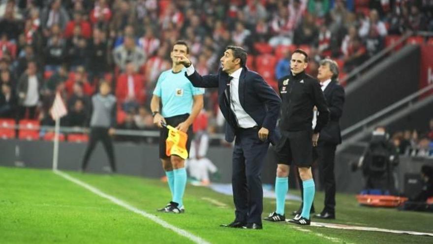 Valverde da isntrucciones a sus jugadores durante el partido ante Osasuna