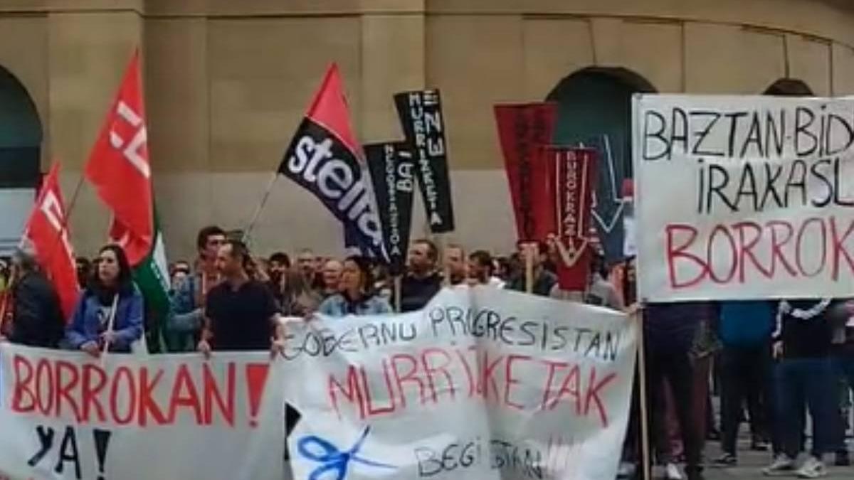 Protesta frente al Gobierno de Navarra en la tercera jornada de huelga en la FP