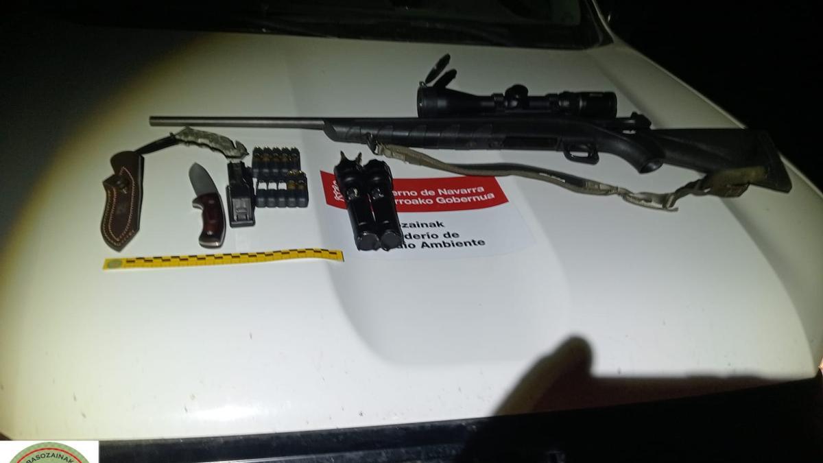 El rifle y otros materiales intervenidos.