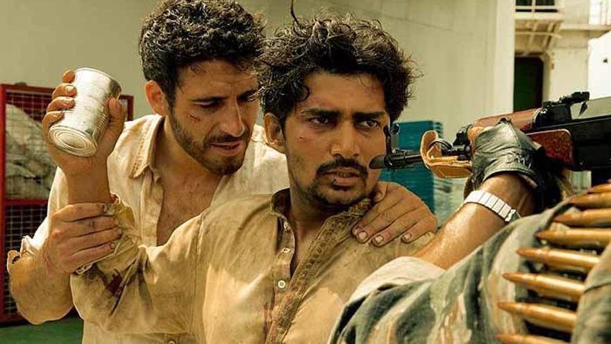 Miguel Ángel Silvestre, a la izquierda, en una escena de la miniserie &#039;Alakrana&#039;.