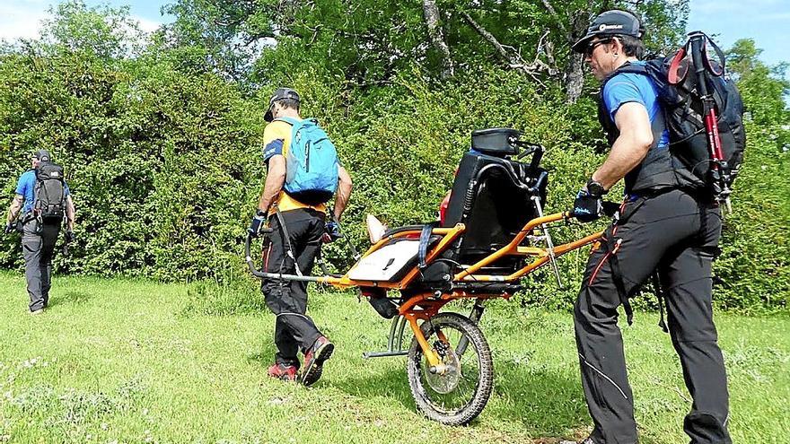 Diez subidas a Olarizu con personas con movilidad reducida y discapacidad visual