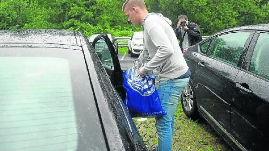 Alfred Finnbogason se sube a su coche tras pasar reconocimiento médico ayer en la Policlínica de Gipuzkoa.