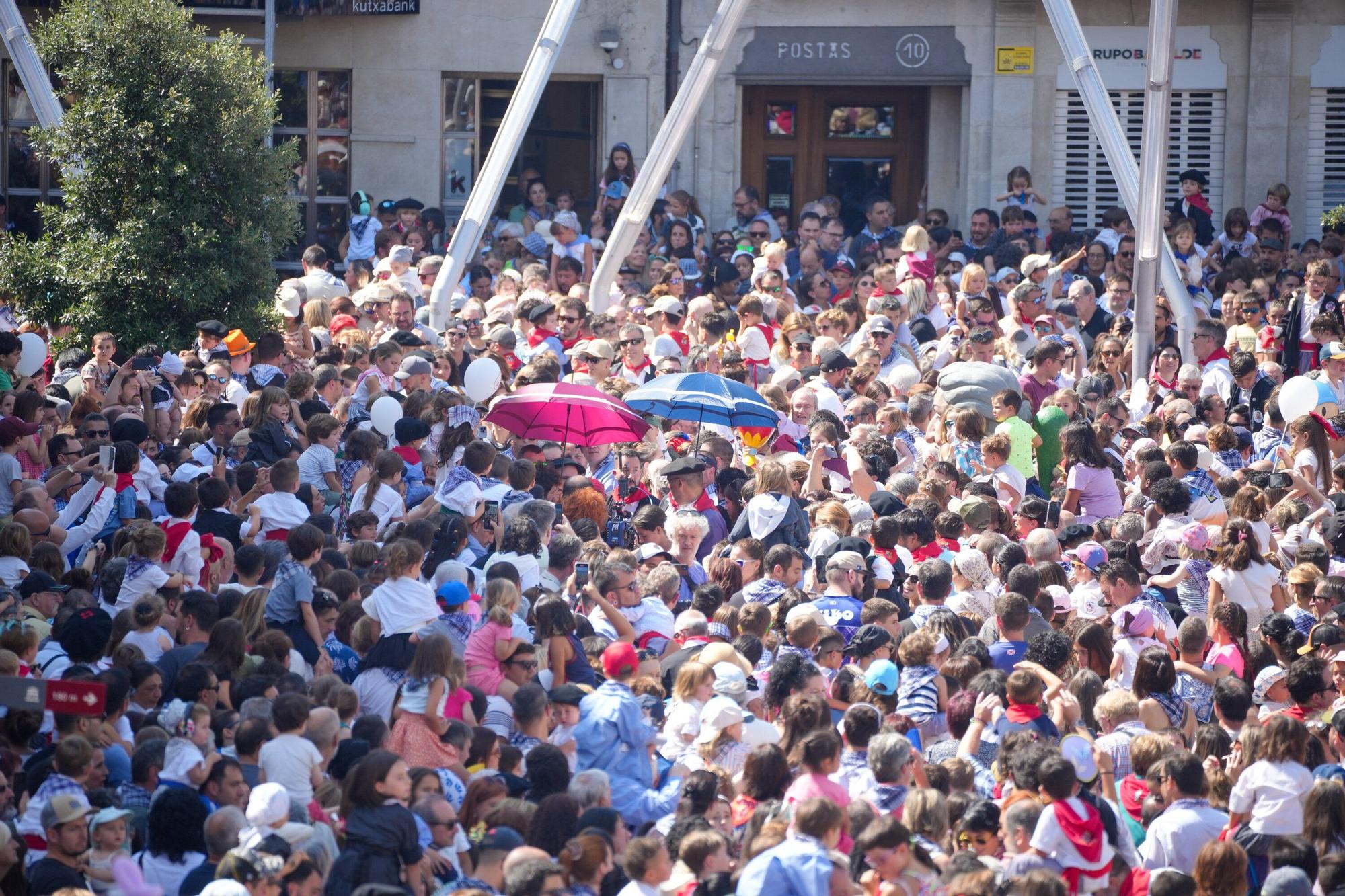En imágenes: Edurne y Celedón Txiki abarrotan un año más la plaza de la Virgen Blanca