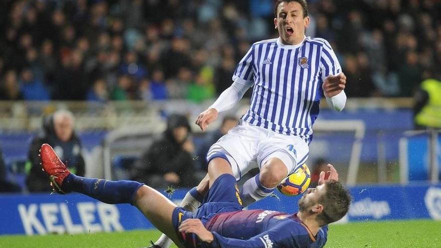 Piqué entra en falta a Oyarzabal, acción que le supuso la tarjeta amarilla.