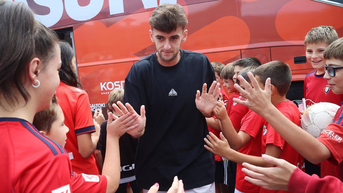 Aimar Oroz saluda a los aficionados que se acercaron al castillo de Javier.