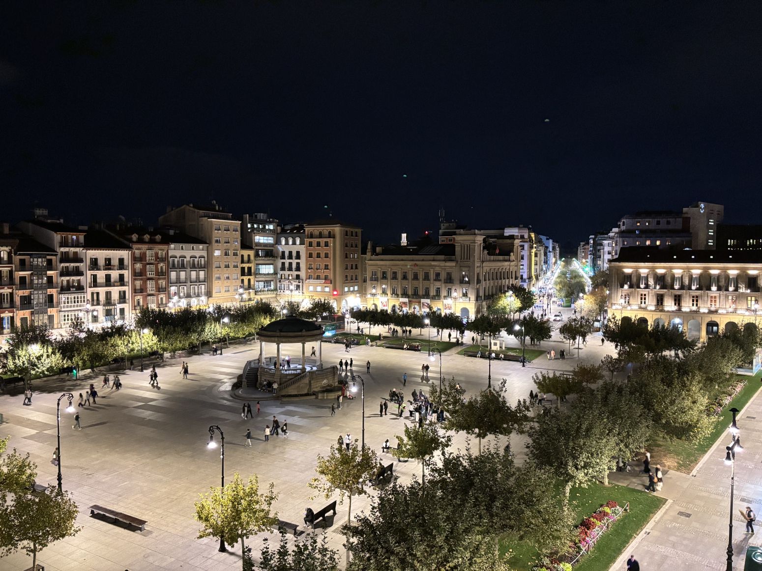 Un piso con vistas a la Plaza del Castillo sale al mercado: patrimonio, modernidad y ubicación única en el Casco Antiguo