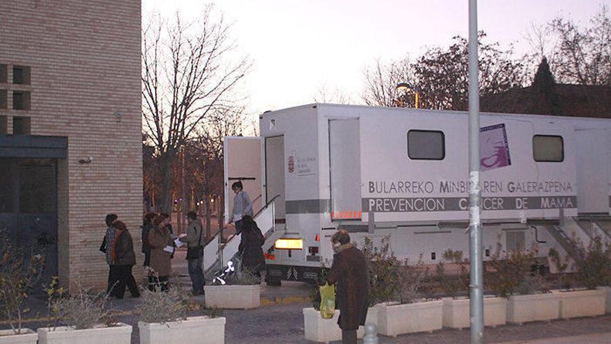 Un nutrido grupo de mujeres espera su turno para la consulta a los pies de la escalinata del autobús.