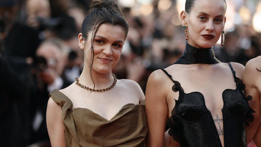 Amaia Romero desfila en la alfombra roja de Cannes con Almodóvar
